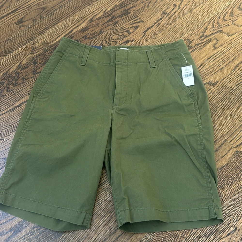 Women’s Gap Bermuda Shorts ~ Size 4 ~ Brand New